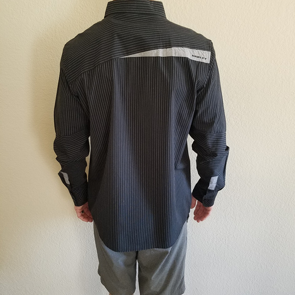 OAKLEY MEN BUTTON DOWN BLACK PINSTRIPE SHIRT LARGE - Picture 4 of 6